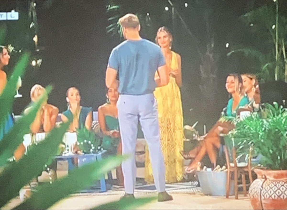 k4thryna's tweet photo. dresscode grün ? wohl leicht verfehlt #bachelor https://t.co/cLZMa3MOKZ