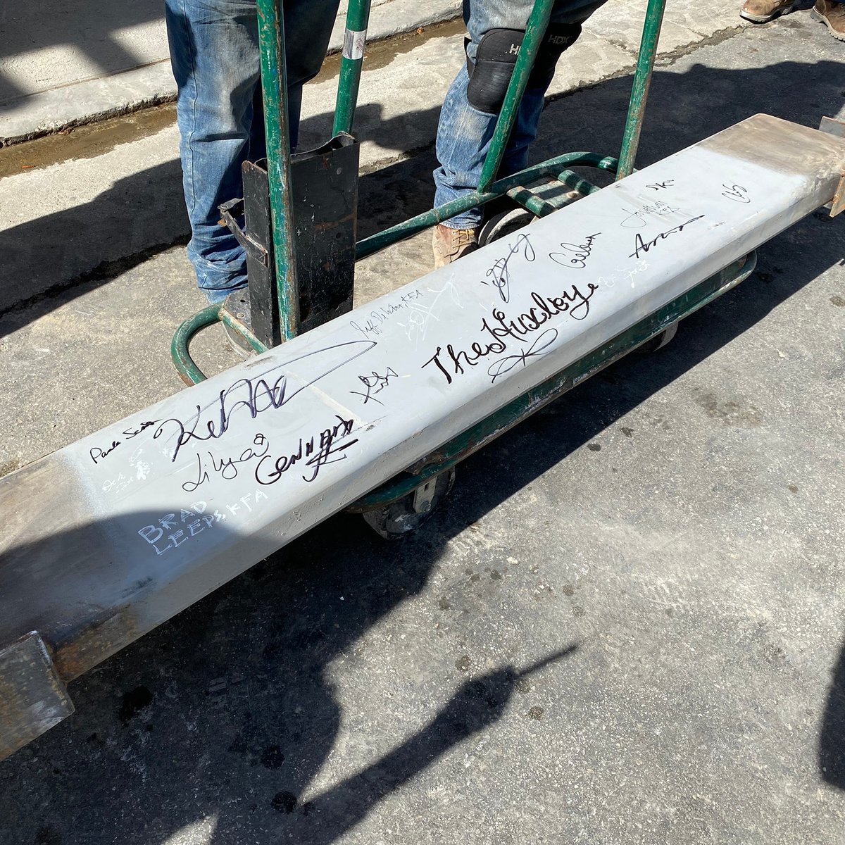 KFALosAngeles's tweet image. Congratulations to the entire Skya New Hampshire team on yesterday’s topping off celebration. Looking forward to seeing it completed soon! 

@MilenderWhite #kfaarchitecture #KFAprojects #KFAdesign  #losangeles #architectureforlosangeles  #multifamily #newconstruction #comingsoon