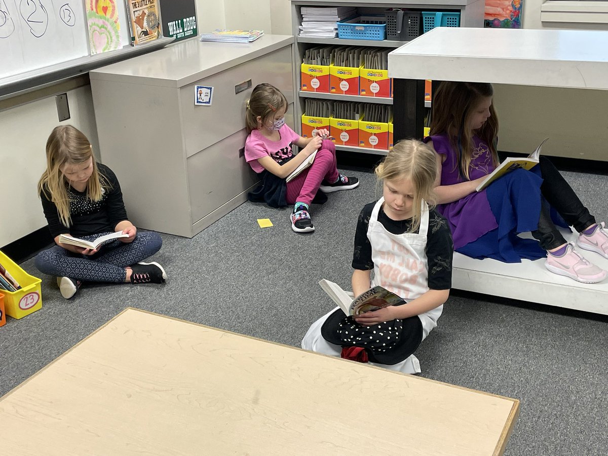 Mr_Uselding's tweet photo. All day Read-a-Thon in 2nd grade! Each Student had a goal of finishing a chapter book. #read #reading #MrUsCrew #DESGreats https://t.co/yonxMr24VC