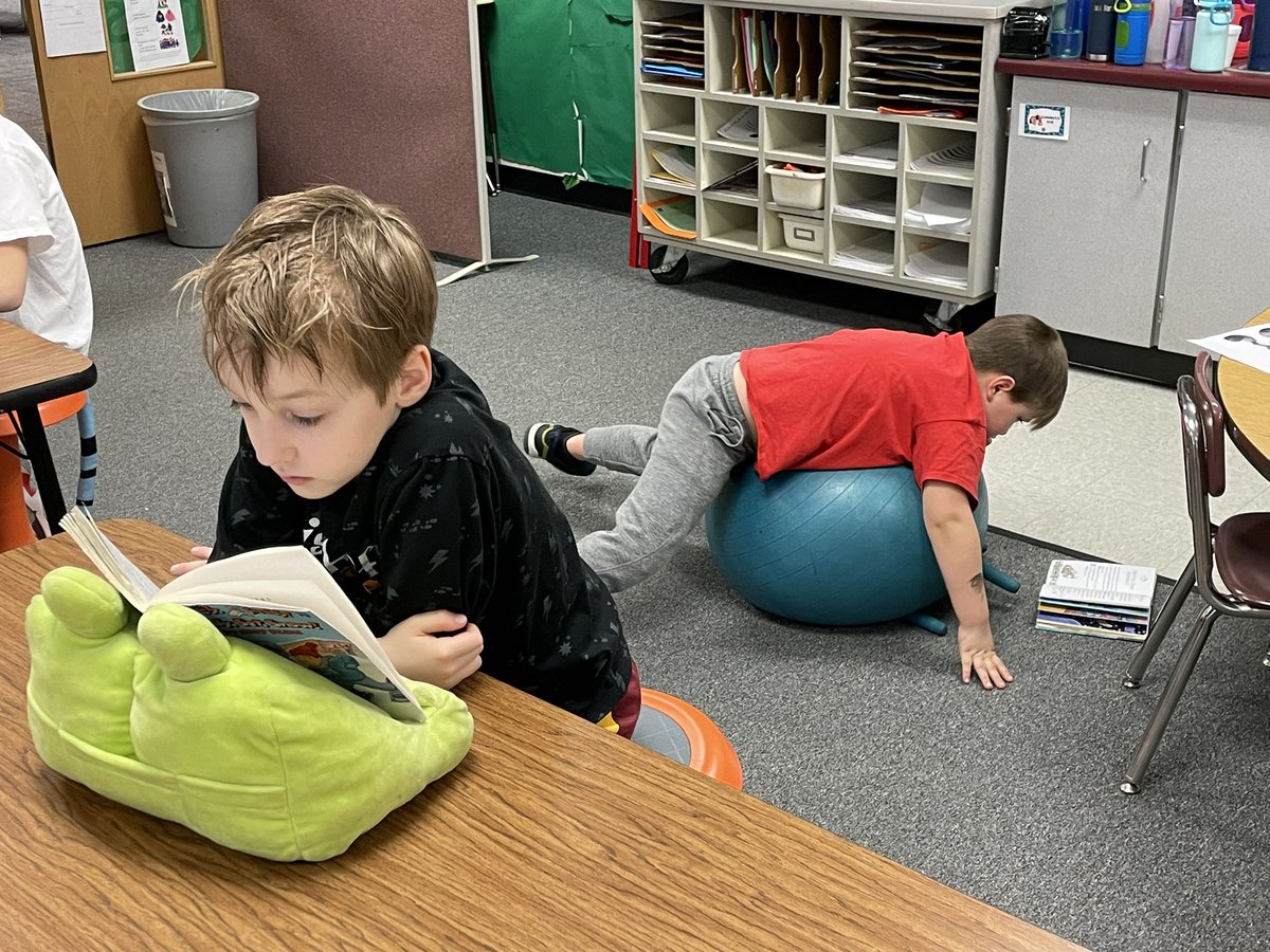 Mr_Uselding's tweet photo. All day Read-a-Thon in 2nd grade! Each Student had a goal of finishing a chapter book. #read #reading #MrUsCrew #DESGreats https://t.co/yonxMr24VC