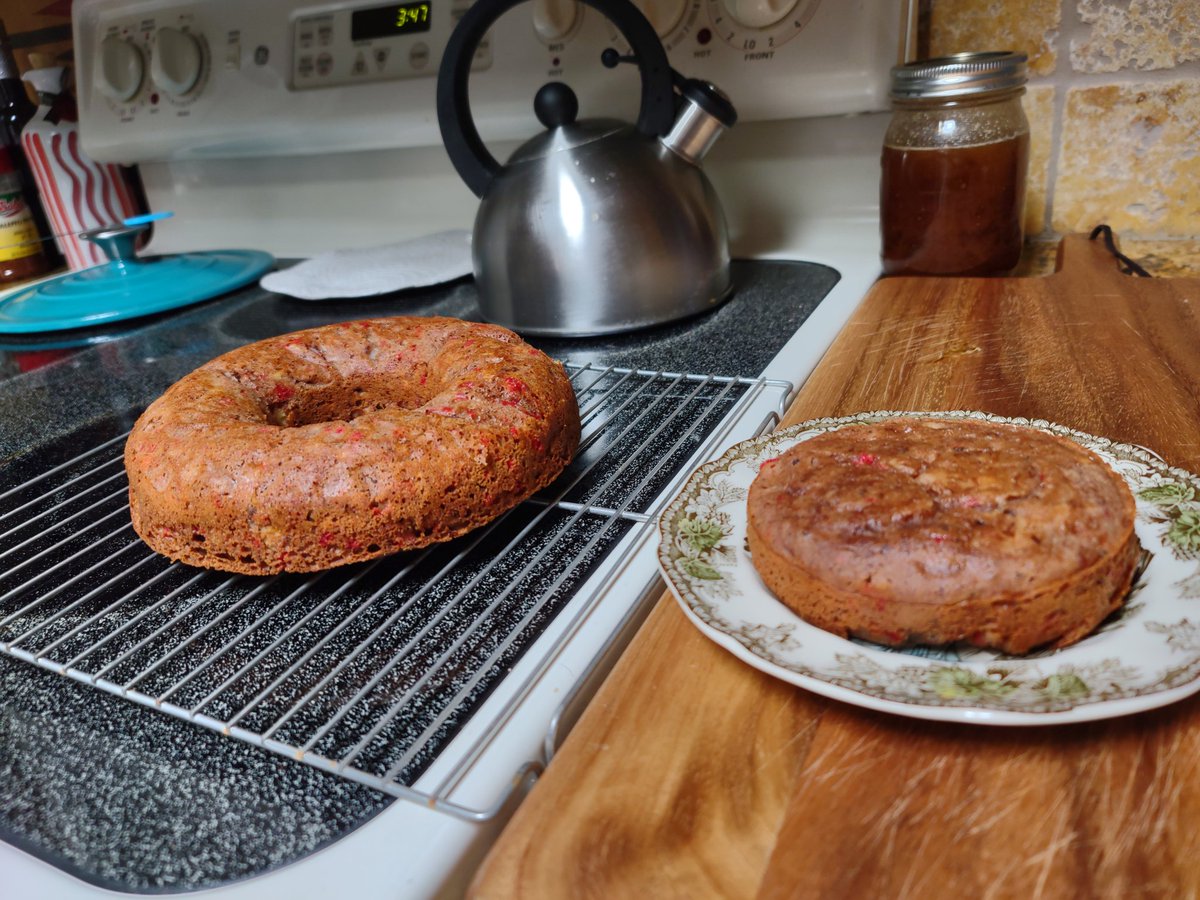 LoraHelou's tweet photo. Chocolate-raspberry-banana-nut #tinycake, plus sidecar #teenytinycake, because I got a tiny bit carried away. https://t.co/D14RlbSEeU