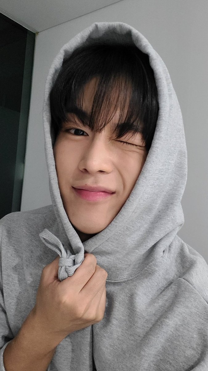 idolmerch_ph's tweet photo. UPDATES:

Veteze Message Hoodie (worn by SF9 Dawon) and Stockholm Syndrome (worn by SF9 Rowoon) arrived at our Korean address

If anyone of you wants to buy from Korean store, let us know 😉 https://t.co/kzOxrryiN9