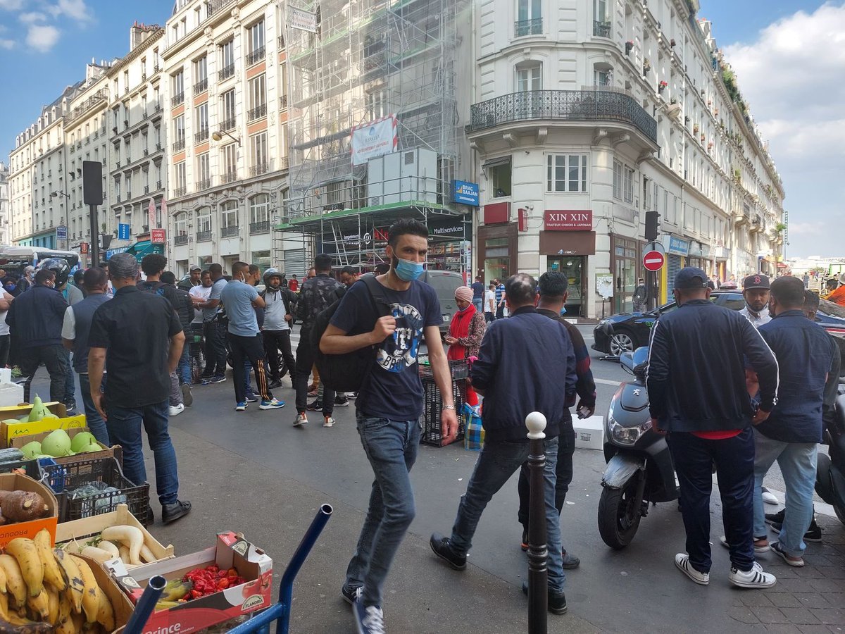 Diapason_10's tweet photo. 🆘 @prefpolice @nicolas_nordman 
Nouvel appel des riverains, #FbgStDenis (entre Magenta &amp; Lafayette), qui subissent une occupation agressive de l’espace  public par des bandes de trafiquants de cigarettes &amp; drogues !
INTERVENEZ - SVP !
#paris10 @ACORDEBARD https://t.co/f5iizZszqp