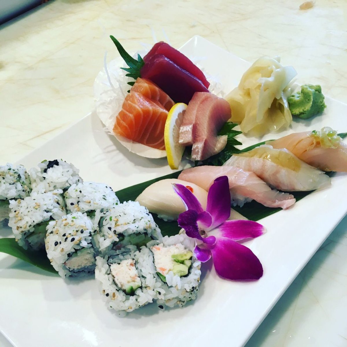 Bochosushilv's tweet photo. Hear that? It's your stomach talking -- it's telling you to join us for sushi! #BochoSushi #Sushi #SushiRolls #PinkLady https://t.co/gpo0Cy12IU