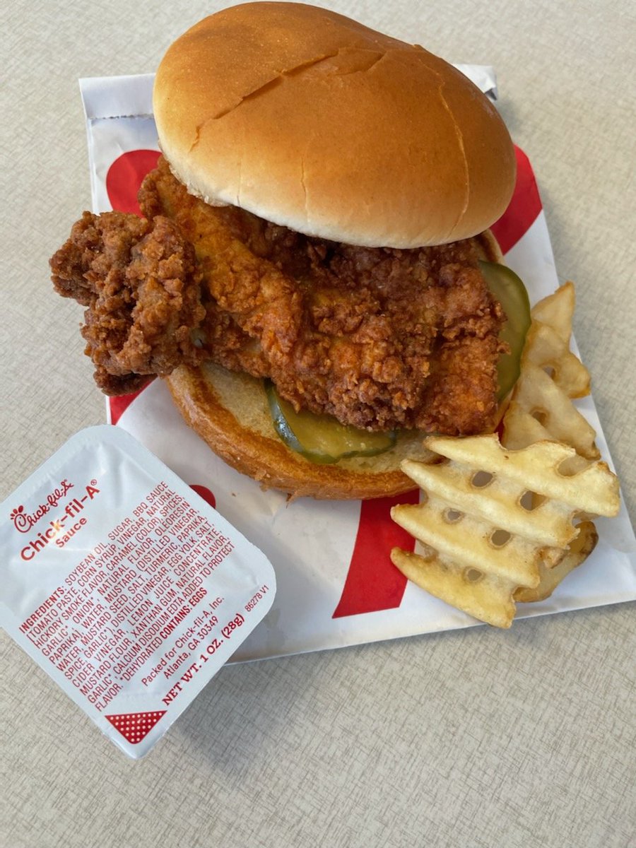 DH_ChickfilA's tweet image. Original Chicken Sandwich. A plump,juicy, tender chicken breast🔥🔥🔥#chickfila #foodlover😋 @DH_ChickfilA