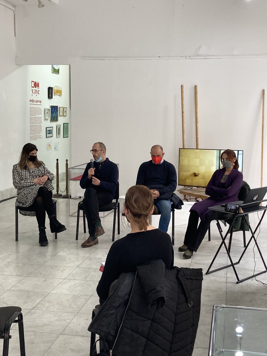 ulus_udruzenje's tweet photo. Danas je u Galeriji ULUS predstavljeno anketno istraživanje “Ka standardizaciji uslova rada u polju likovne umetnosti" koje debatno-istraživački program ULUS-a sprovodi u saradnji sa @min_kulture i @Zaprokul.
#ferpraksa #radnapravaumetnika #debatniprogram
https://t.co/SBZshDmNr8 https://t.co/NbiOWGJgtJ
