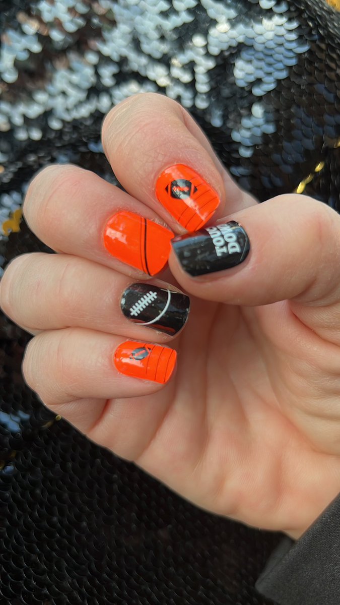 StacyEberwein's tweet photo. Super bowl Ready!!! 🖤🧡#WHODEYNATION #Bengals #RuleTheJungle #SuperBowl #nails #GoBengals @WhoDeyME https://t.co/pd3p9MalUW