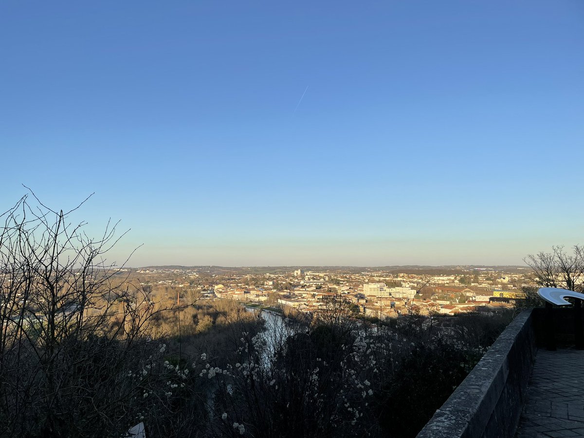 LarobeEdith's tweet photo. Angoulême ça monte et c’est très beau en haut. Avec de belles surprises d’expressions de rue! #powerF https://t.co/uEFF2igLF0
