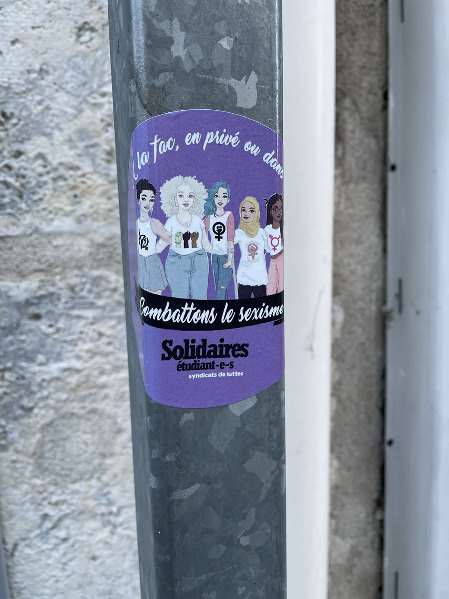 LarobeEdith's tweet photo. Angoulême ça monte et c’est très beau en haut. Avec de belles surprises d’expressions de rue! #powerF https://t.co/uEFF2igLF0