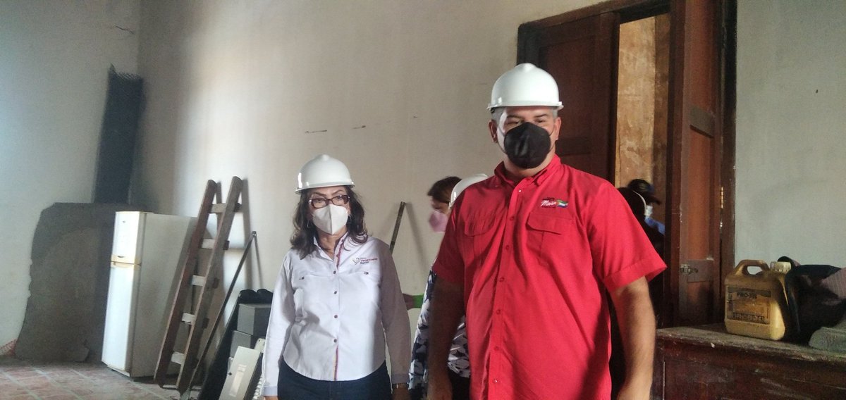 AlcaldiadeMara's tweet photo. Aprovechamos la visita de @jackiepsuv para inspeccionar los trabajos de rehabilitación del templo parroquial San Rafael Arcángel, en el área de la sacristía, y la  Plaza Bolívar, de San Rafael de  El Moján. 
Al corazón de la Guajira llegó el amor del presidente @nicolasmaduro https://t.co/PZM63AYfi0