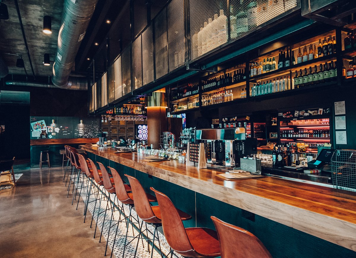 JNSarchitecture's tweet image. Hotel front desk or neighborhood bar? At @MoxyHotels Denver Cherry Creek, it&apos;s both. 🥂 #cheers #hospitalitydesign #denvercolorado