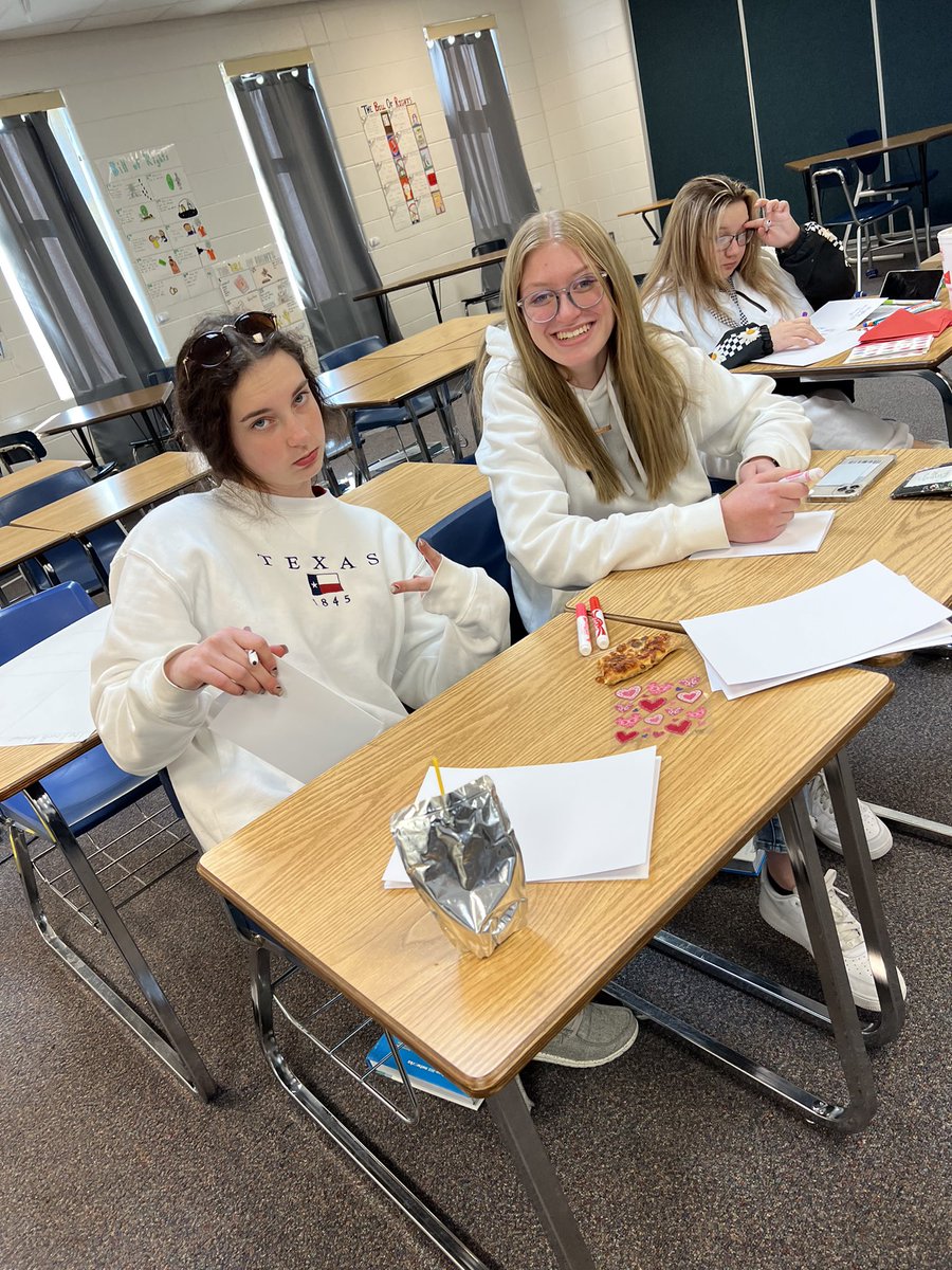 NPHSClubs's tweet photo. So much fun making Valentine’s Day cards for nursing homes! @keyclub https://t.co/V9zlGBXW9x