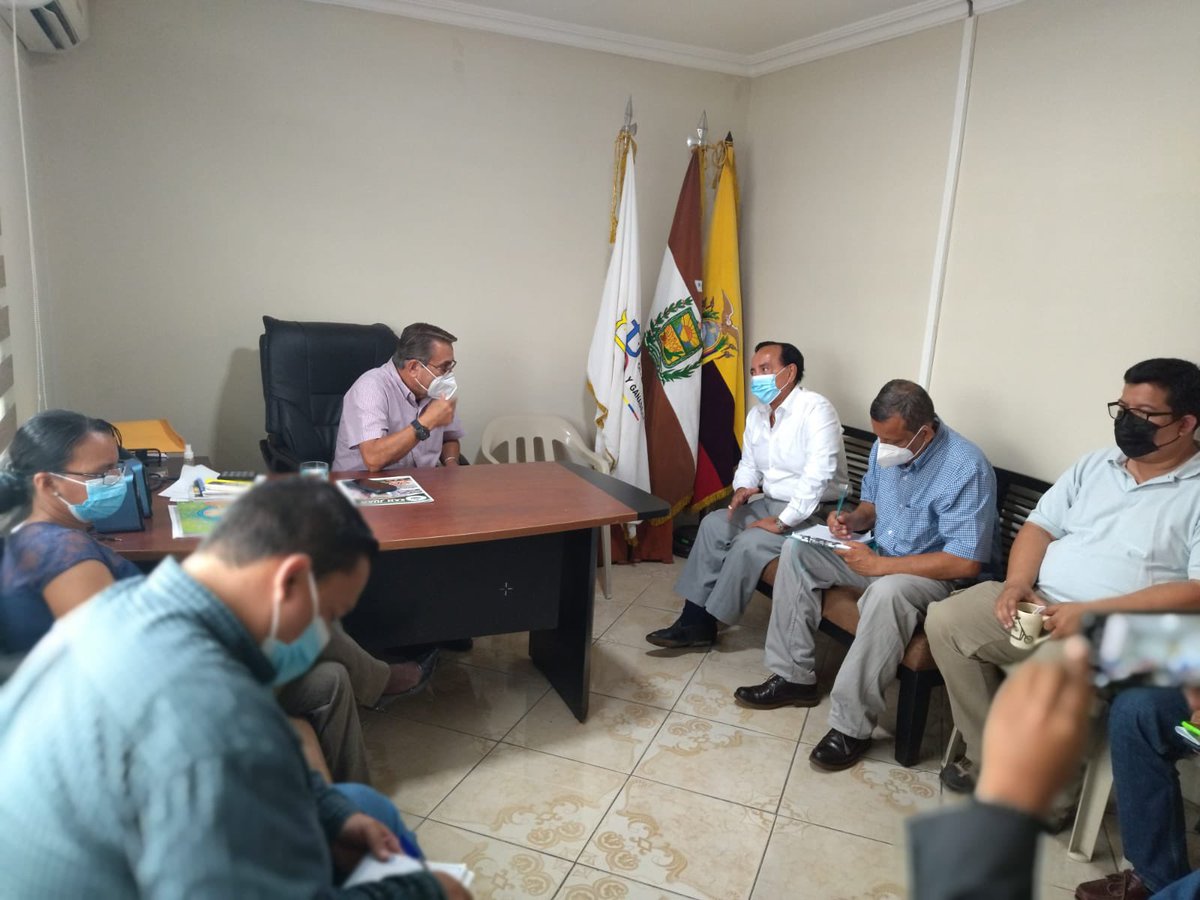 Agricultura_CZ5's tweet photo. En las instalaciones de @AgriculturaLRS el director Distrital @GustavoTrivinoB, mantuvo una reunión con #RafaelSanchezOchoa, alcalde del @GAD_VENTANAS; con el objetivo de coordinar acciones para el desarrollo de huertos de cacao y diversificación agroecológica. #JuntosLoLogramos https://t.co/rO9rRVdtOv