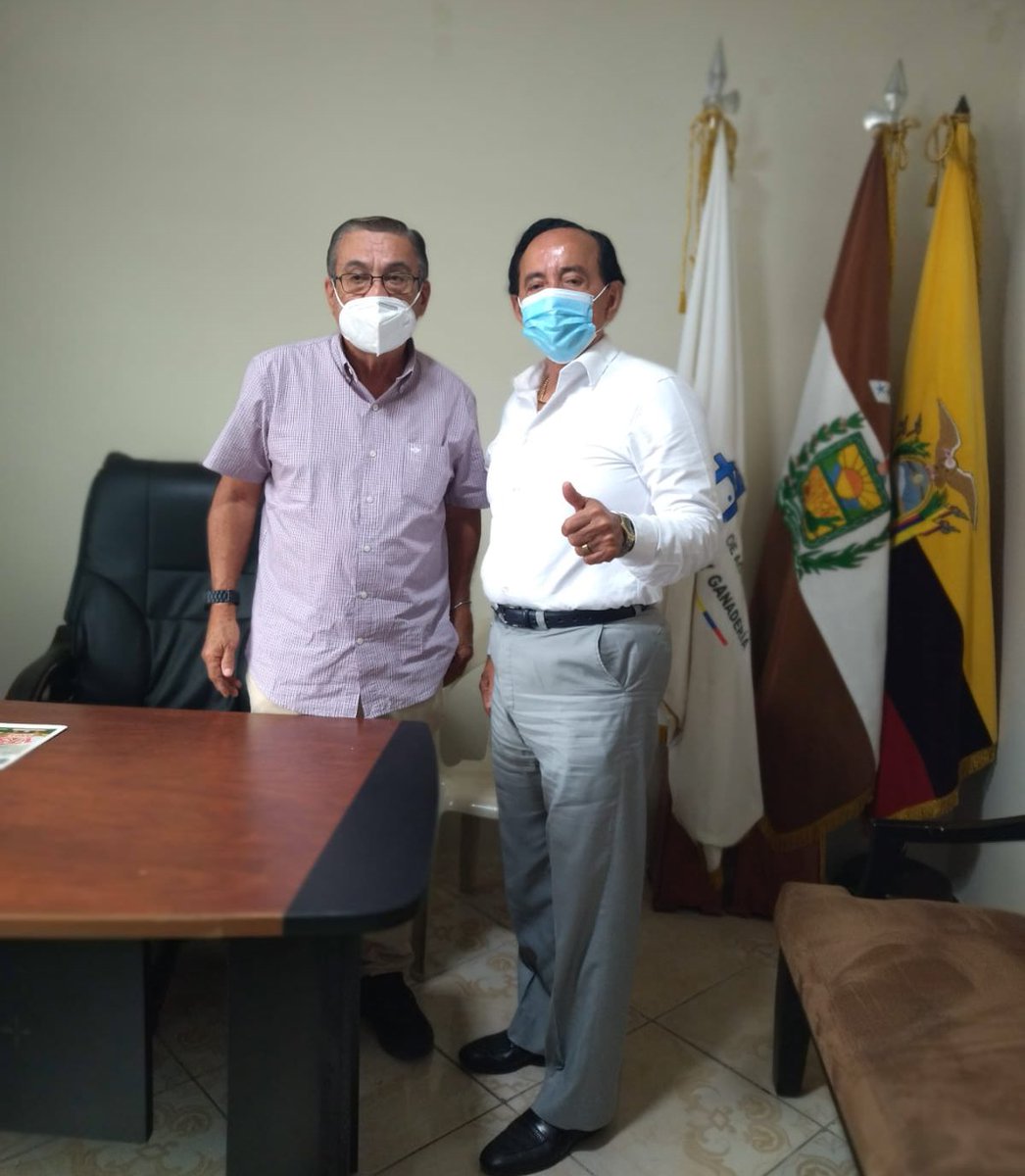 Agricultura_CZ5's tweet photo. En las instalaciones de @AgriculturaLRS el director Distrital @GustavoTrivinoB, mantuvo una reunión con #RafaelSanchezOchoa, alcalde del @GAD_VENTANAS; con el objetivo de coordinar acciones para el desarrollo de huertos de cacao y diversificación agroecológica. #JuntosLoLogramos https://t.co/rO9rRVdtOv