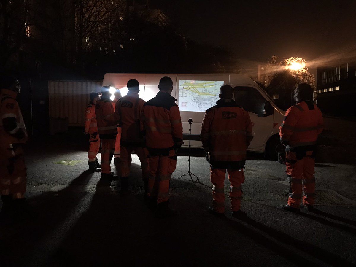 v_blivettribet's tweet photo. @infrapolepn en direct 📸 un briefing sécu dynamique en format digital &amp; projeté ! Une solution simple, efficace et innovante mise en place par notre secteur ESV 💪 @SNCFReseau #ameliorationcontinue #tropheessncf2022 #innovation #securite https://t.co/xk19asX4Vq