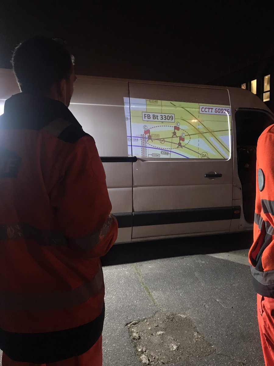 v_blivettribet's tweet photo. @infrapolepn en direct 📸 un briefing sécu dynamique en format digital &amp; projeté ! Une solution simple, efficace et innovante mise en place par notre secteur ESV 💪 @SNCFReseau #ameliorationcontinue #tropheessncf2022 #innovation #securite https://t.co/xk19asX4Vq