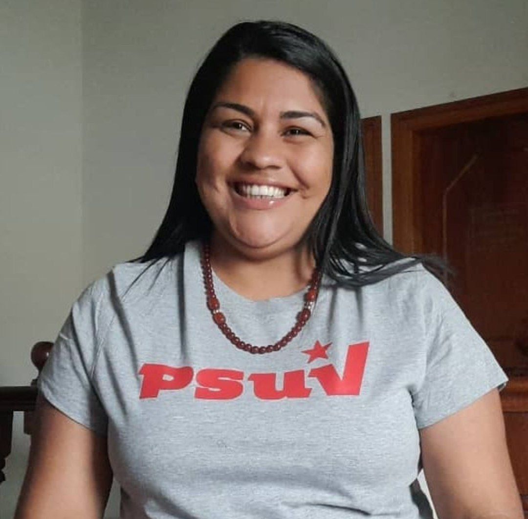 NicolasMaduro's tweet photo. La Lcda. Clara Vidal asumirá la jefatura del Ministerio del Poder Popular para los Pueblos Indígenas, con el fin de llevar a nuestras hermanas y hermanos originarios atención integral y garantía a sus derechos fundamentales. ¡Prohibido fallarles! https://t.co/26xiQuxQjy