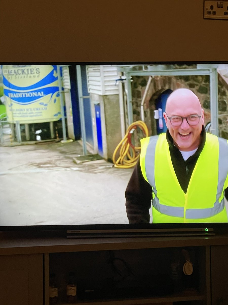 parkerplatforms's tweet photo. Excited to watch this weeks #InsidetheFactory at @mackiesscotland! Their honeycomb flavour is one of my favourite ice creams🐮 #scottishfood #dairyfarming https://t.co/W6wDRQRbqo