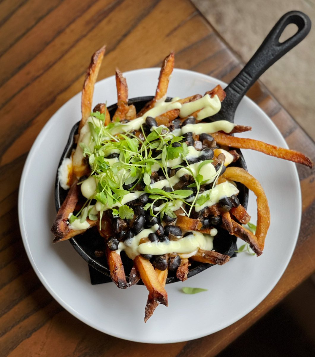 EarnestHideaway's tweet photo. Keep your friends close, and your fries closer.
•
Poutine // fresh cut French fries, cheese curds, black bean chili, avocado crema, micro cilantro. https://t.co/kYQicHFgLg