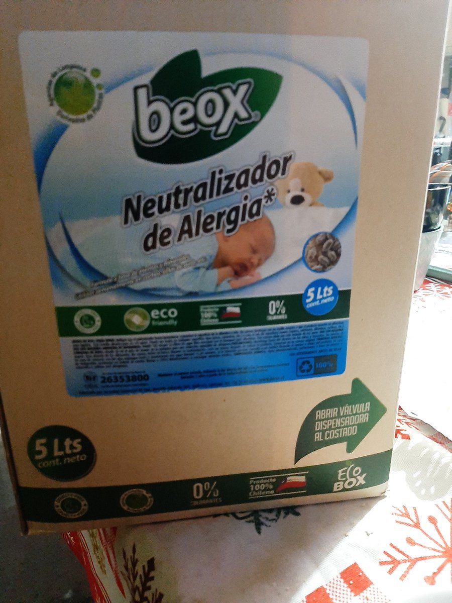 Lyn_Rita's tweet photo. @mejiam_carito Mi hijo es alergico en extremo , ahora con su pareja adoptaron 2 gatos y para minimizar los problemas ocupan eso, luego de aspirar pulverizan ese líquido en su cama y en las camas de los michis,sillón, etc.y el otro en la caja de arena y hasta ahora va bien así.@Beox_Chile #Beox https://t.co/HYfvcKfa66