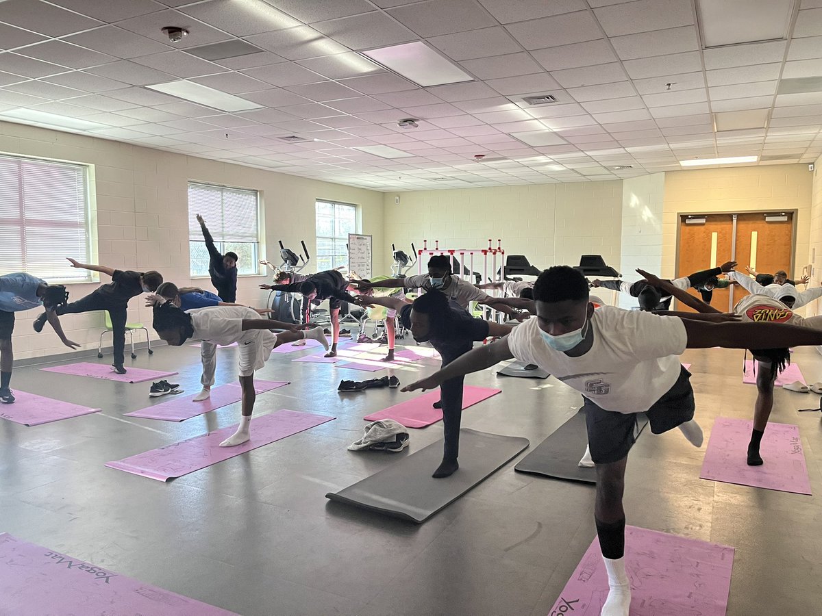 MrsPalmer11's tweet photo. One of my favorite after school workouts- @LesMills BodyFlow with the track team! https://t.co/yt2YrFEFTQ