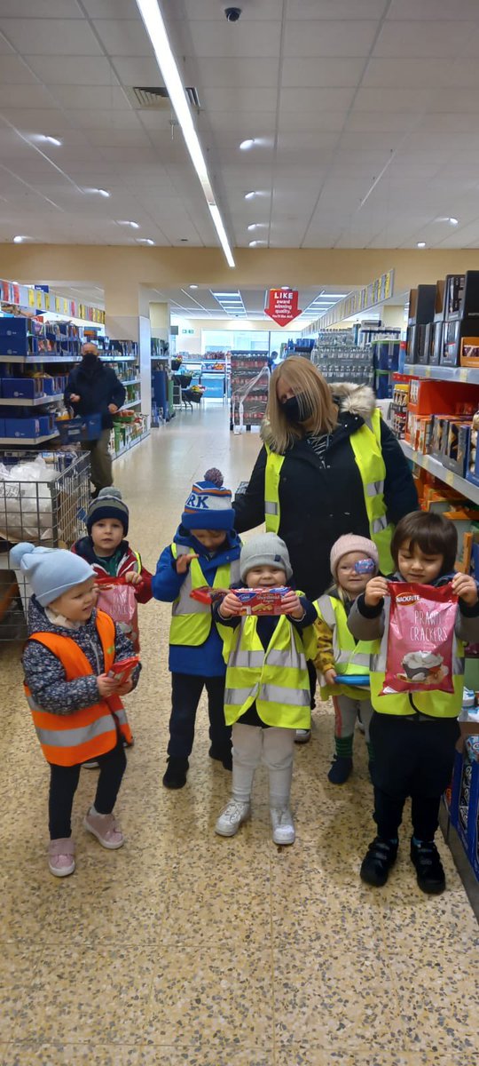 AyrGrammar's tweet photo. Our EYC enjoyed finding out about the local area whilst on a trip to @AldiUK to buy their snack. They were able to record their journey by taking photos and videos #usingmoney #ICT #localenvironment #shopping #peoplewhohelpus #lists #food https://t.co/9LP44rFHyH