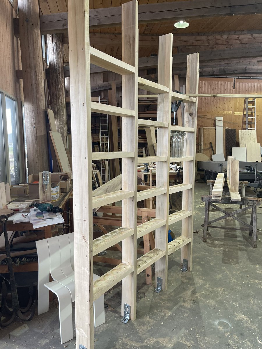 Arc2architecten's tweet image. WolUnie Paviljoen @FloriadeExpo 2022 : Het papieren project wordt plank voor plank omgezet naar een fysiek paviljoen!
Zie bijgaand enkele foto’s uit de werkplaats van @Kuperus&amp;amp;Gardenier. Gebouwd van lokaal populierenhout. @AlmeerseWolunie