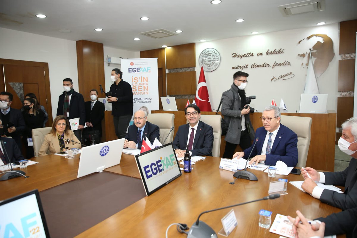 tbedriye1's tweet photo. 21-22 Mart 2022 tarihlerinde 19 paydaş üniversitenin olduğu “Ege Bölgesi Kariyer Fuarı” toplantısı Ege Ünv. de yapıldı.Toplantıya İzmir Valimiz Sn.@yskosger, Cumhurbaşkanlığı İnsan Kaynakları Ofisi Başkanı @AtaySalim ve Ege Bölgesinde yer alan Üniversite Rektörleri  katıldı. https://t.co/8zTW4wOOTr