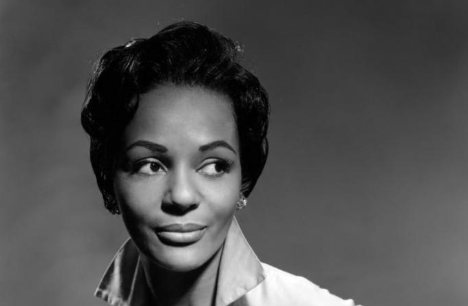 GrapeUndercover's tweet photo. This individual has created history by being the FIRST Canadian superstar to have a show named after her. In addition, she was the FIRST person of colour in North America to host her own national show!💜Her name is?..
#BHM #Canadian #SuperStar https://t.co/Str87tU2Bi