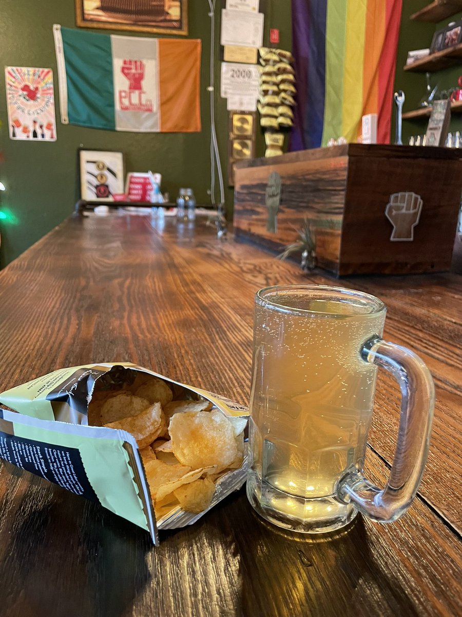 PeoplesCiderCo's tweet photo. Pub vibes only sophisticates can appreciate
#workingclasscider #ciderbar #peoplescider #traditionalamericancider https://t.co/EiesheEjqe