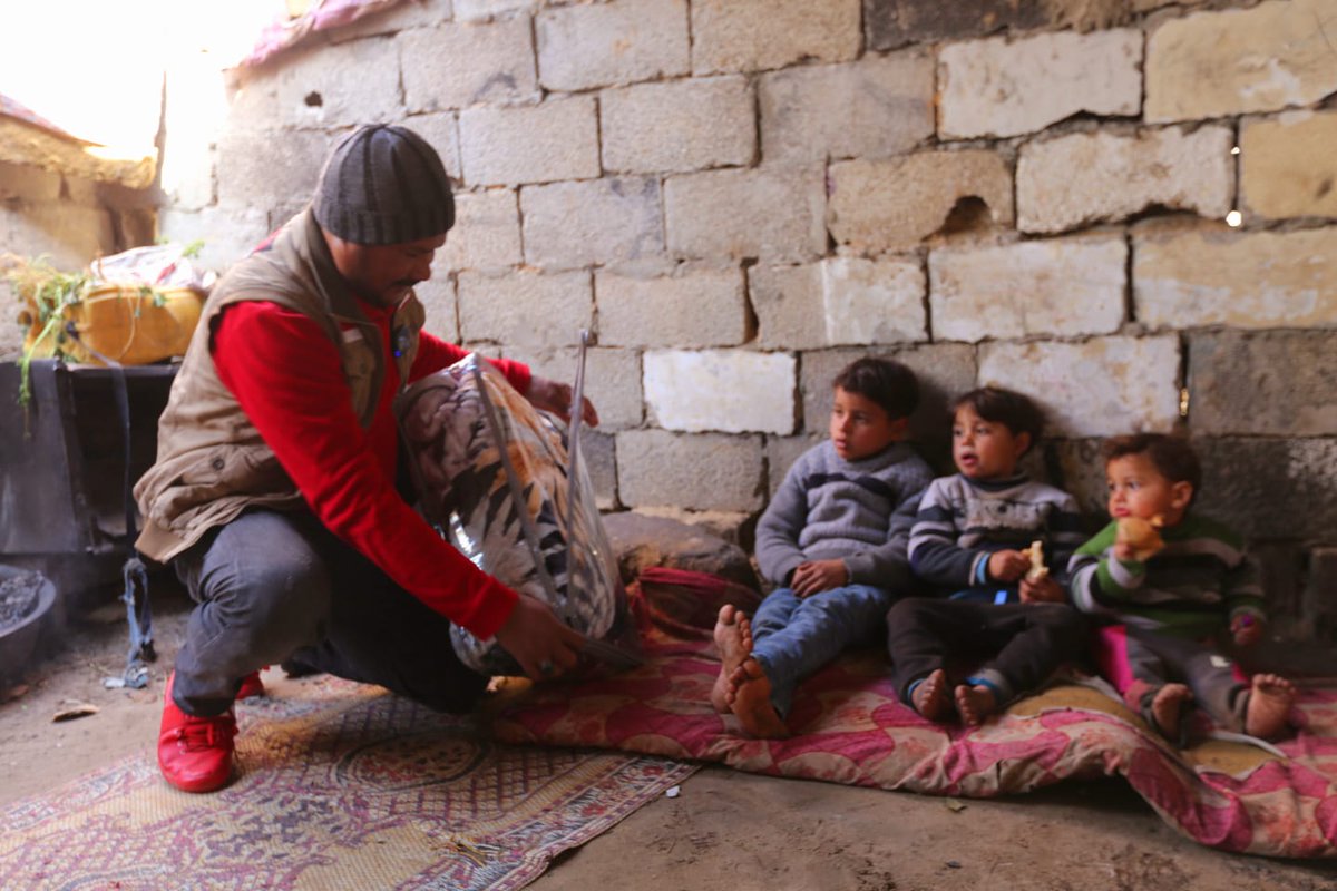 Abdillahonim's tweet photo. Diterpa udara dingin ekstrim, krisis pangan, ternyata dalam gubuk beralas pasir, tak layak huni, ada anak di pengungsian Gaza Selatan tidur tak ada selimut hangat

https://t.co/mFkq8gWQgq

0811 99 444 96 NPC
https://t.co/vL4i3QCsVf
donasi https://t.co/Kc4Q2GSnvl

Dukung @npc_id https://t.co/aMM35IQQIg
