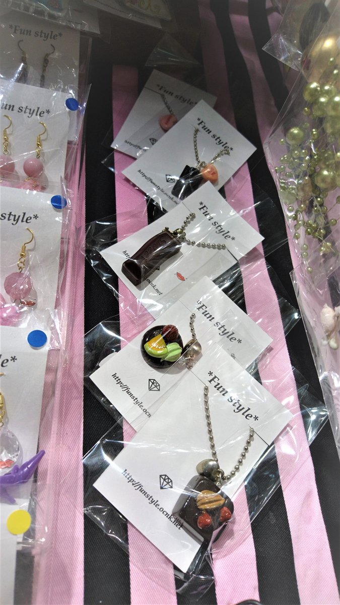 kobe_ipc's tweet image. #販売チャレンジパイロットショップ「#ＫＯＢＥそらゆめマルシェ」地下鉄名谷駅出店中の  #Funstyle の商品は、直輸入素材による個性的な #手作りアクセサリー 😆さらに #環境 を考えた商品も制作されているそう🤩写真右の商品は、布生地に緩衝材を圧着した注目の商品です‼️ 14日(月)まで。#リユース