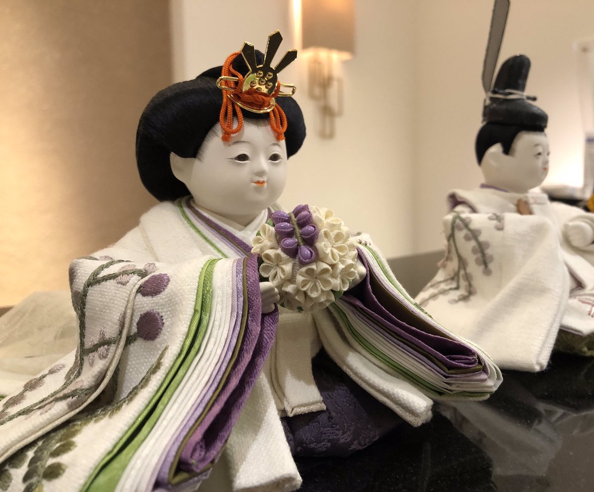 momasu007's tweet photo. 今年も桃の節句が近づいてきました。
英国内装装飾の老舗ブランド #sanderson のファブリックで作られた着物を纏ったオリジナルの雛人形。お稚児さんのようなぽってりとした表情が可愛らしいお雛様です。#マナトレーディング名古屋ショールーム で展示中。#桃の節句 #お雛様 #interiordesign https://t.co/wck8SYQtg2