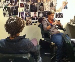 actorrystyles28's tweet photo. soy yo o harry en esta foto de espaldas parece literalmente su muñeco de espaldas https://t.co/MKbAit6FlS