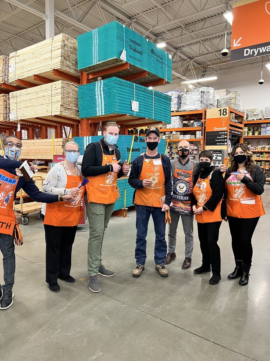 LimonezT's tweet photo. Outstanding day today showing our RVP and RHRM @LemmaTony @LilyGSV all of the great things coming out of #6923 South Elgin! Shout out to Dennis from Deliveries and Cheryl from Appliances for receiving an RVP award.@KerckhoveSteve @Heather41255725 @RasaanR6923 @Shasta29057019 https://t.co/03DP2YnNaH