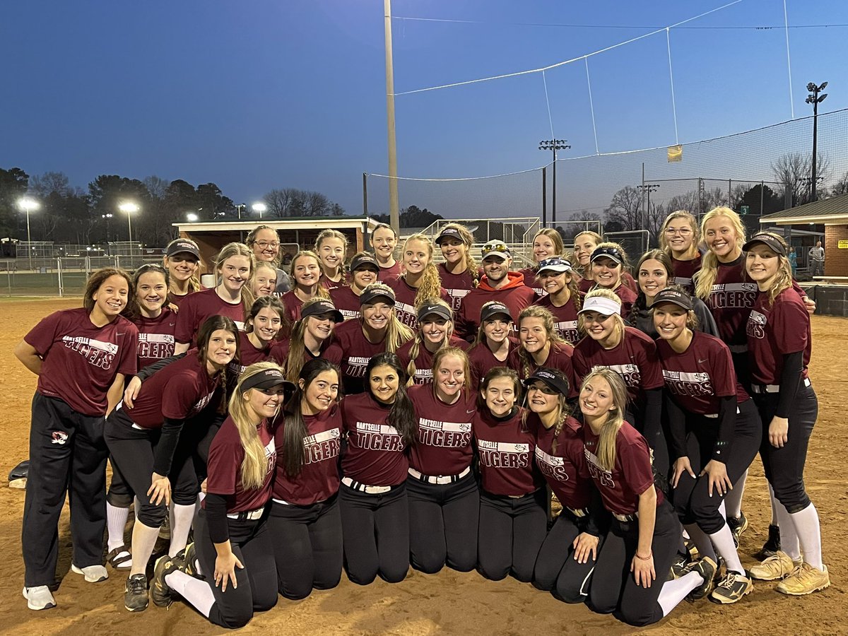 KyleParmley's tweet image. Day 15 of the preseason softball tour with @HselleHighSball!

This is definitely a team to watch in Class 6A this spring. They’ve got a team that enjoys each other and is hungry to do some big things with new coach Chris Reeves. 

#GreenScreen