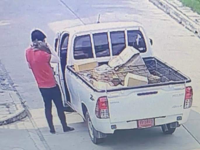 hweluckycheek's tweet image. พนง. J&amp;amp;T นอกจากโยนของ ส่งของช้า พูดจาไม่เข้าหูแล้ว ยังขโมยแมวลูกค้าด้วยโอ๊ย เจอตัวคนในคลิปแล้วแต่ยังหาน้องจ๋อยไม่เจอเลย 😥