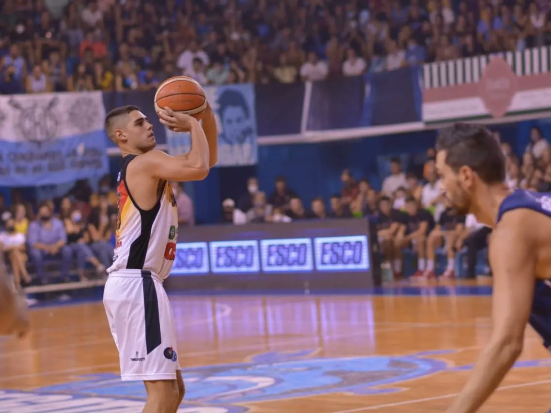 CSM_Corrientes's tweet photo. #CSM | #LNB | CLÁSICO ROJINEGRO ❤️🖤

🟦⬜ Regatas : 74 

🟥⬛ San Martín : 77 

🔥 El goleador de SANMA fué Leo Mainoldi con 26 pts. También se destacaron Machuca con 21 y Saiz con 15. 

#Vamossanma https://t.co/m6Ca2UNCJ4