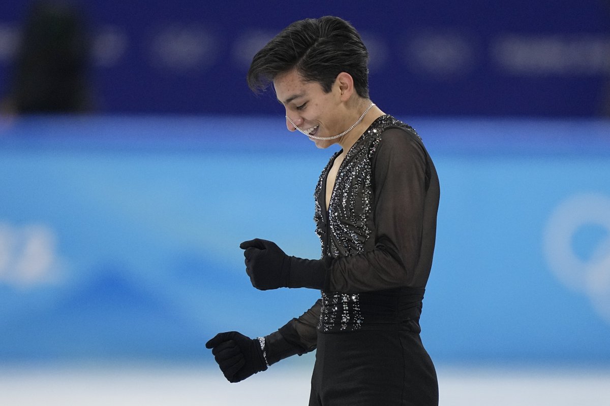 SportsCenter_nt's tweet photo. Que todos disfrutemos lo que hacemos tanto como Donovan Carrillo 🇲🇽⛸

¡Qué ejemplo! 👏

#PatinajeArtístico 
#JuegosOlímpicos

https://t.co/n3U0VF2eV3 https://t.co/P17BnTN5JP