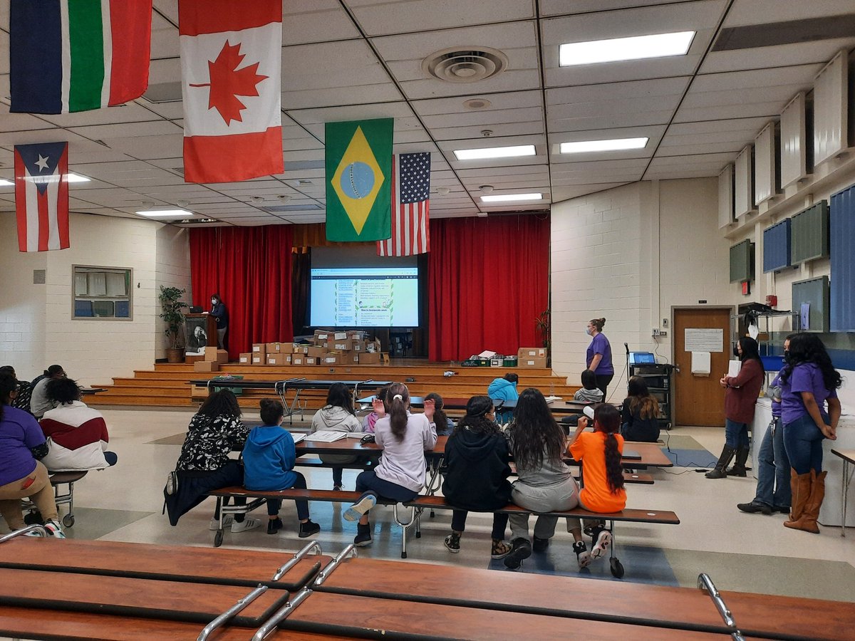 SIISschool09's tweet photo. A day of passion discussion, project planning, and mentor-mentee collaboration! #SistersIISisters09 #PassionProjects #21stCenturyLearners @RCSDMLKJr @RCSDELO https://t.co/BxTtTn7E51