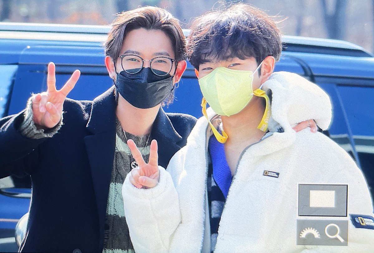 off_and_of's tweet photo. 220210 임백천의 백뮤직 출근 #이병찬 #손진욱
키링즈☺️ https://t.co/qlqoe15lWq