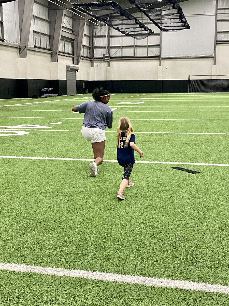 hdw5707's tweet image. We had the cutest visitor during our workout today! She’s gonna be a great volleyball player, @_Coach_DUB 💙💛#FutureViking #LHSVB #VFND