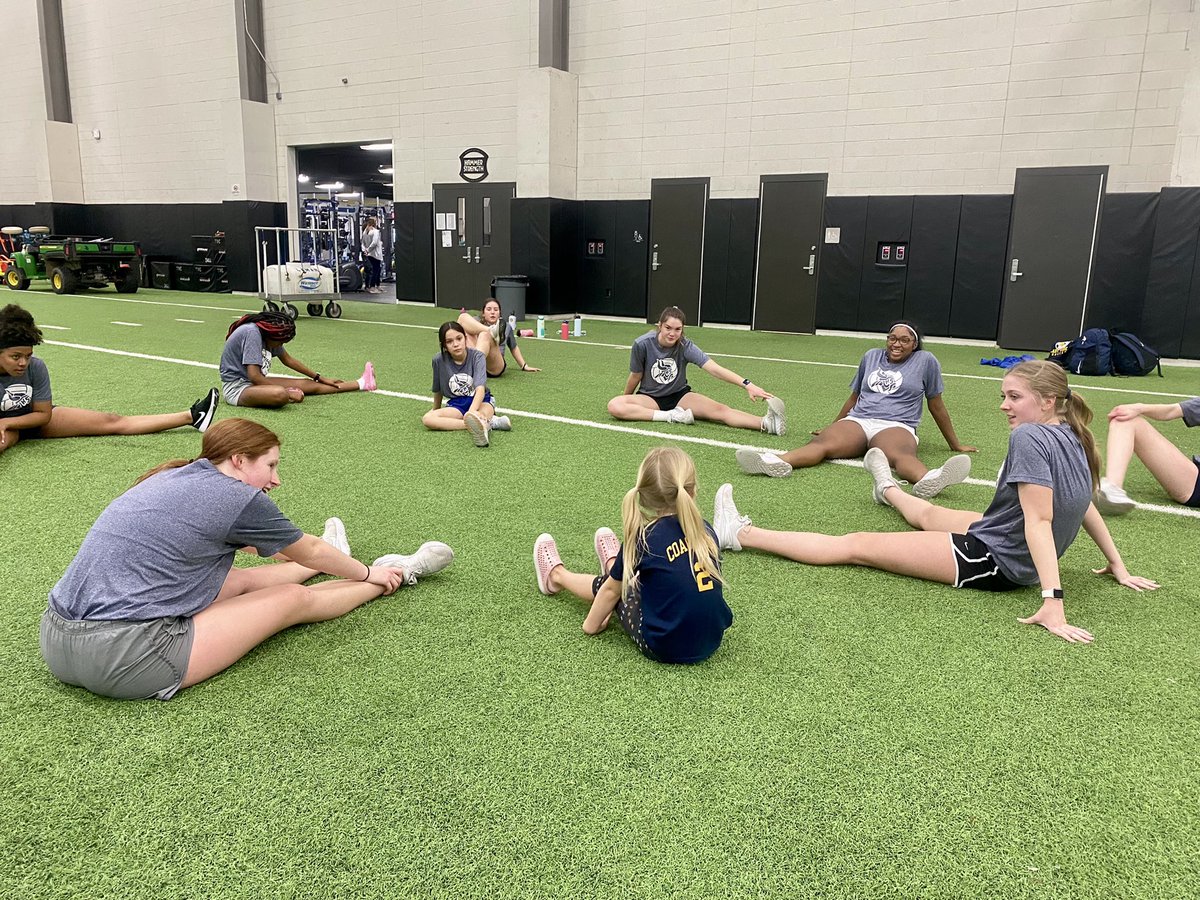 hdw5707's tweet image. We had the cutest visitor during our workout today! She’s gonna be a great volleyball player, @_Coach_DUB 💙💛#FutureViking #LHSVB #VFND