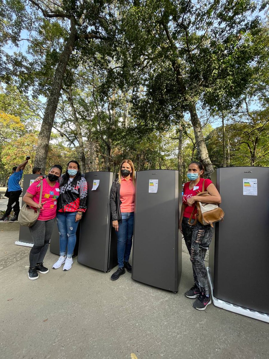 AlcaldiaDCcs's tweet photo. En el Parque Los Caobos, realizamos una mega jornada de atención social, para dar respuesta a las solicitudes realizadas a la alcaldesa de #Caracas @gestionperfecta, beneficiando a más de 180 familias de las parroquias Antímano, Macarao, 23 de Enero, Sucre y El Recreo https://t.co/aFATmqFhRQ