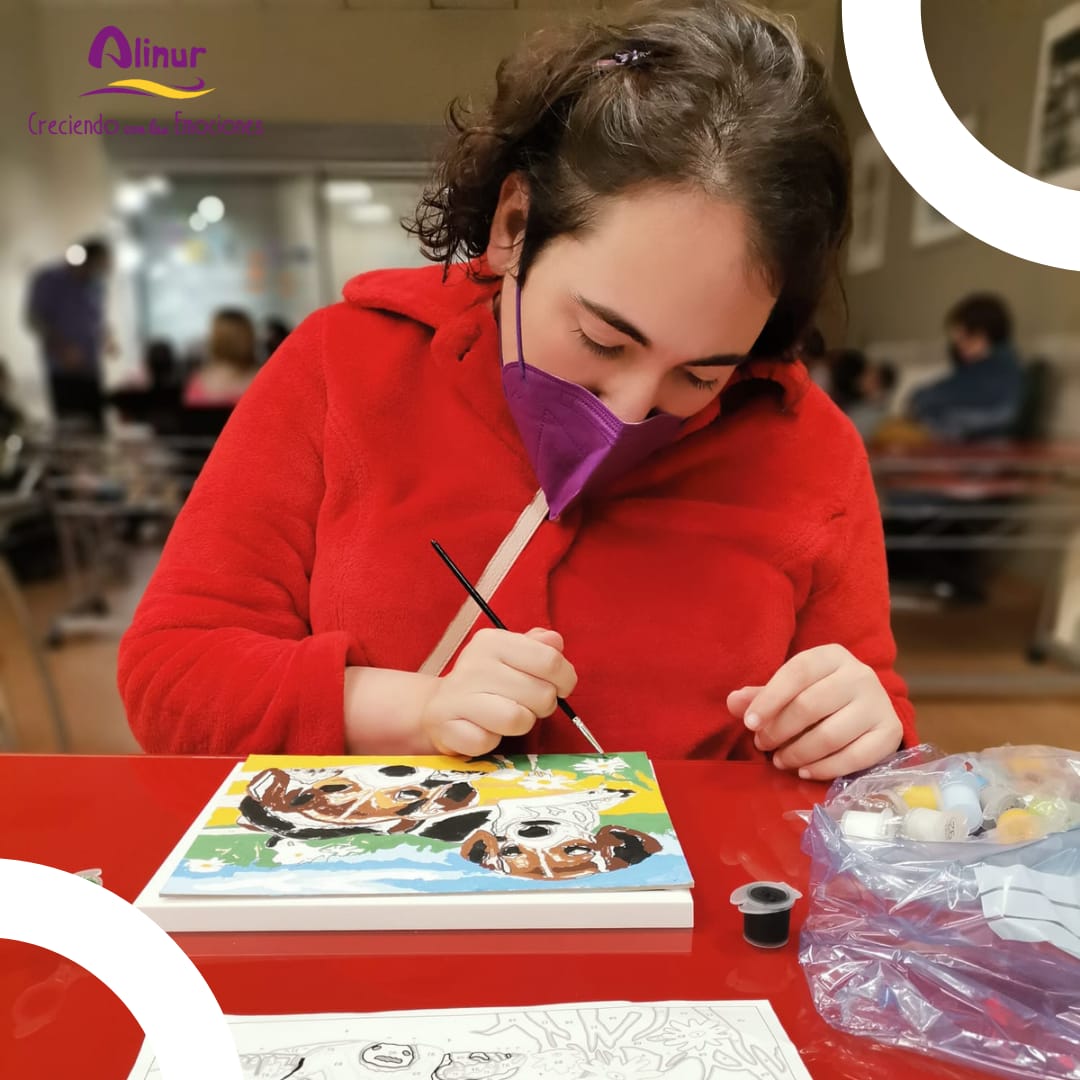 Mientras sus compañer@s escuchaban el piano de Alejandra, Paloma, que es toda una artista, se puso a acabar su cuadro. #BuenasNoches #residenciaalicante #residenciasconcorazon #antesdedormir #educacionemocional #educacionespecial