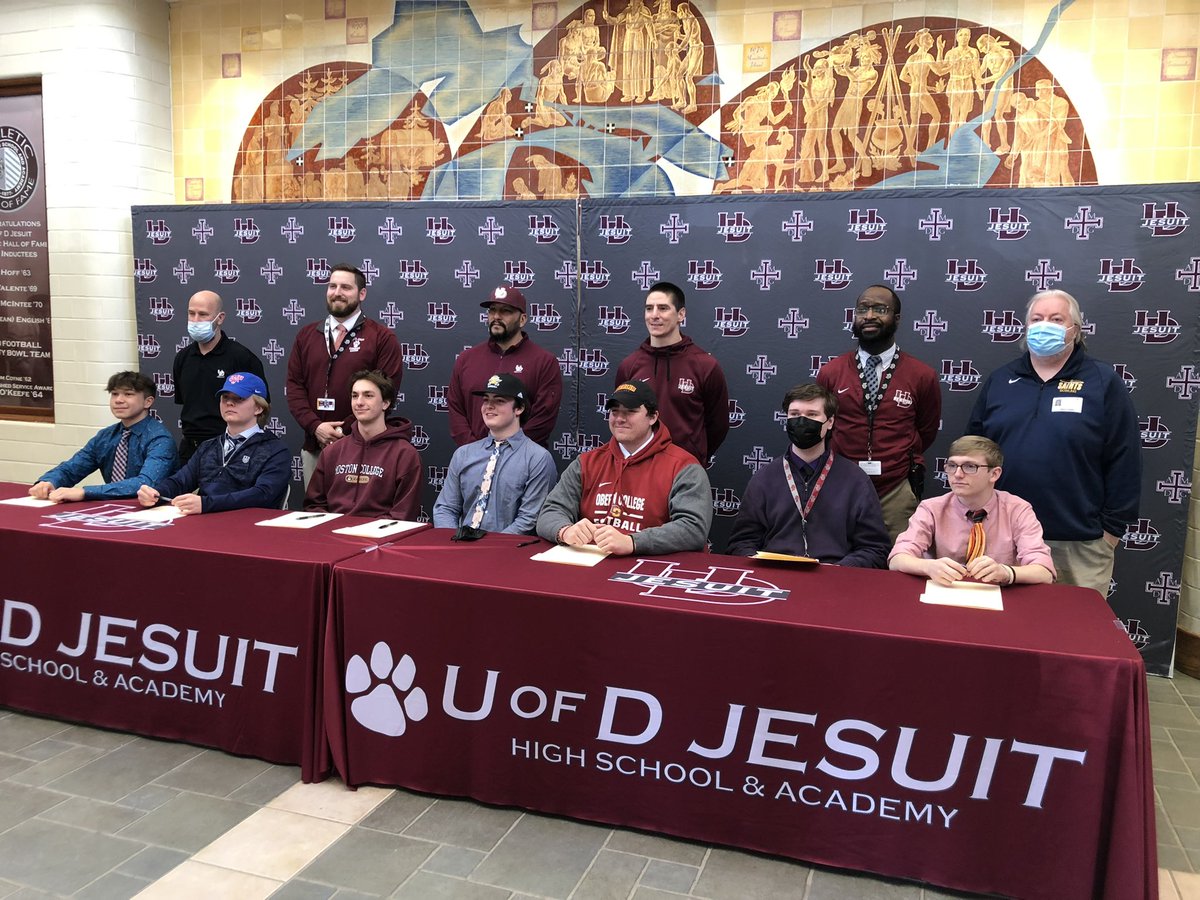 Massive thanks to everyone who has helped me get to this point. I’m unbelievably excited to get to Oberlin and to call myself a Yeomen. #Welcome22Elite <a href="/CoachMattLewis/">Matt Lewis</a> <a href="/UDJ_Football/">U of D Jesuit Football</a> <a href="/AndyDiFranco63/">Andy DiFranco</a> @CoachO_YEOFB <a href="/ksmesko/">Kyle Smesko</a> <a href="/CoachATrotta/">Anthony Trotta</a> <a href="/CoachSmith67/">Roseanna Smith</a>