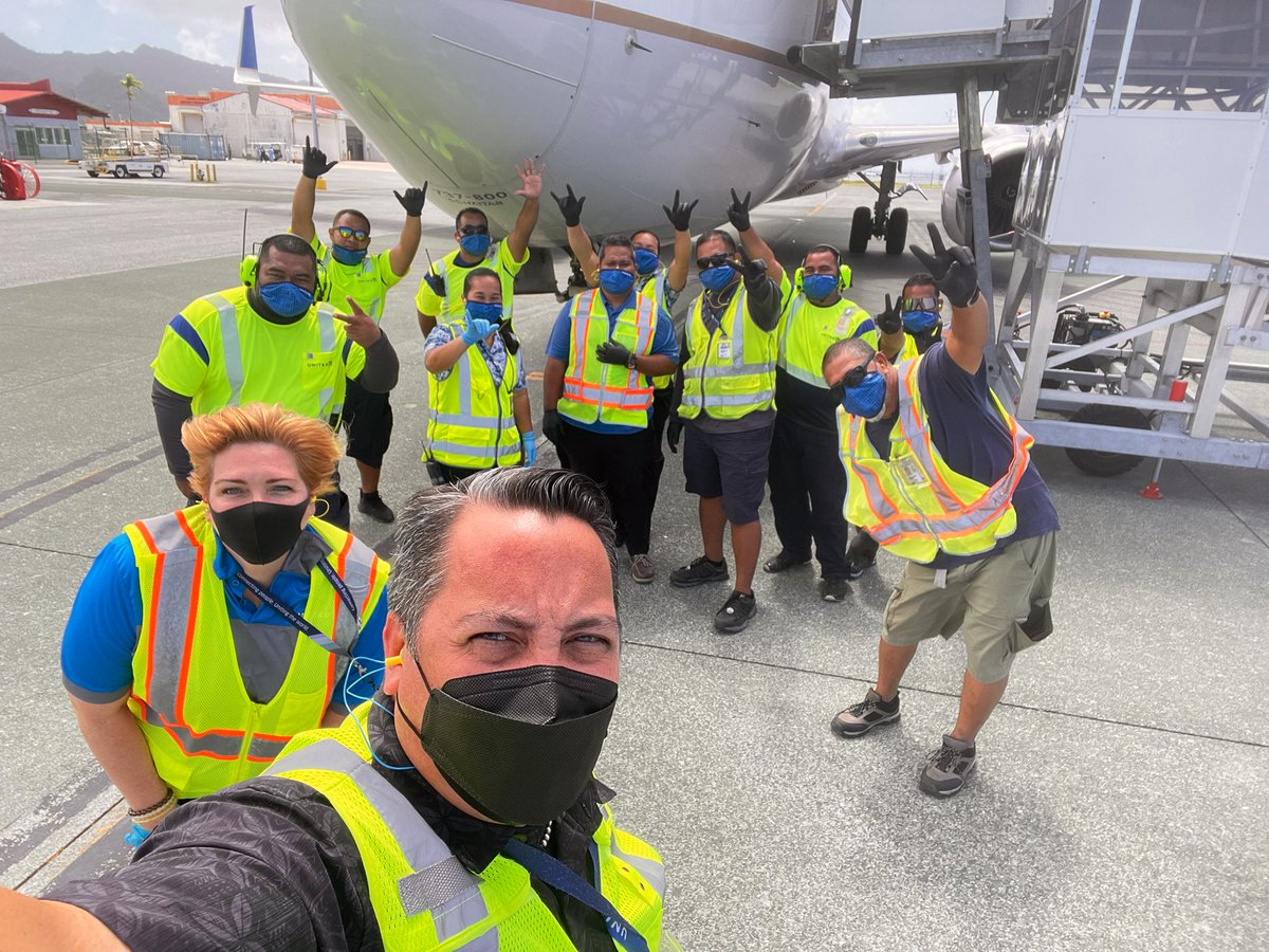 BaldeviaEilis's tweet photo. It was awesome to be able to safely and briefly catch up with Team KSA on the Island Hopper flight. Thanks for the delicious local tangerines 🍊 for our onward flight! #safetyIownit #livesafe247 #virtualHigh5 #beingunited https://t.co/44gFweQjZf