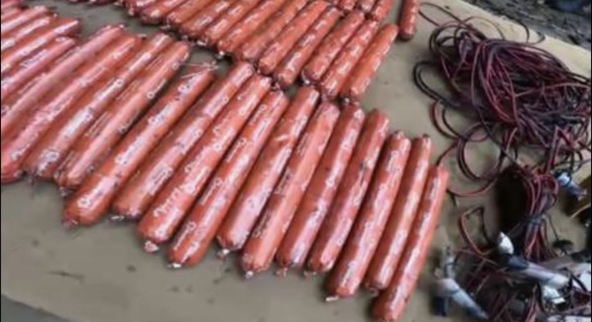 Se incautaron: armas de guerra, armas calibre 9 mm, cargadores de fusil, 1.300 cartuchos, 9 camión cisternas (secuestrados por esta banda), vehículos de carga, motocicletas, radios, tabletas, teléfonos celulares, productos químicos,  chalecos antibalas y libros de contabilidad.