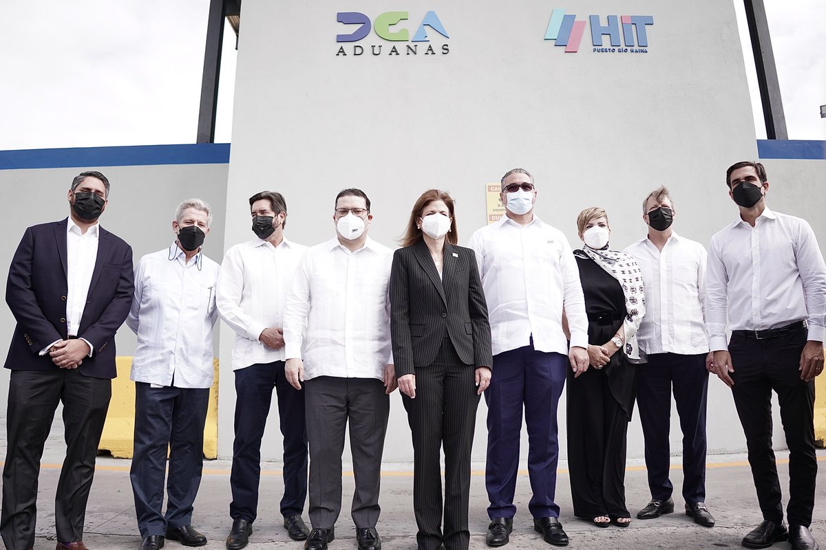SanzLovaton's tweet photo. Doy gracias a Dios por el privilegio de aportarle a mi país, bajo la visión de nuestro presidente @luisabinader. Agradezco a la Vicepresidenta @RaquelPenaVice habernos acompañado en el día de hoy. 
¡Dominicana, ahora es que vamos! 🇩🇴 https://t.co/VszMshAx1h
