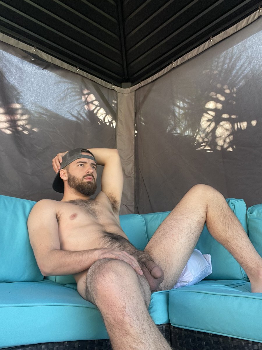 rawdaddy_69's tweet photo. Chilling in the back yard enjoying the weather https://t.co/IswVK1NAWt